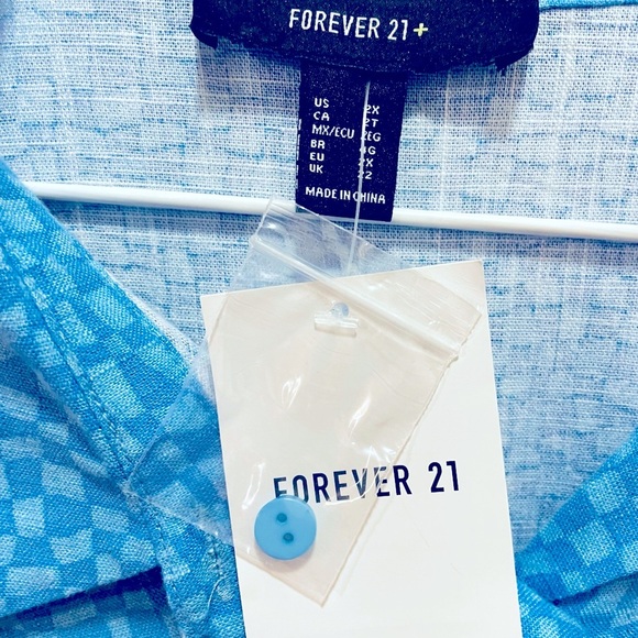 Forever 21 NWT Size 2X Women’s button up blouse in two tone blue. Short sleeve - Picture 5 of 8